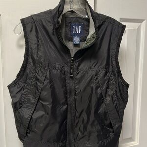 GAP windbreaker/hiking vest. Lg inside mesh storage pockets. XS, runs large. Blk